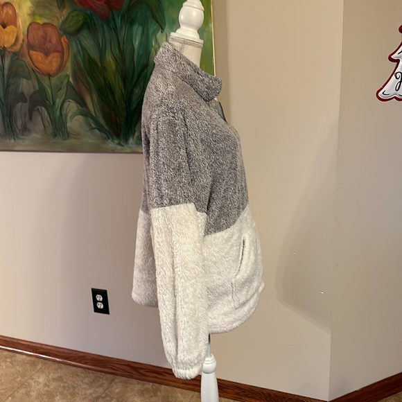 Fuzzy Pullover - Picture 4 of 7